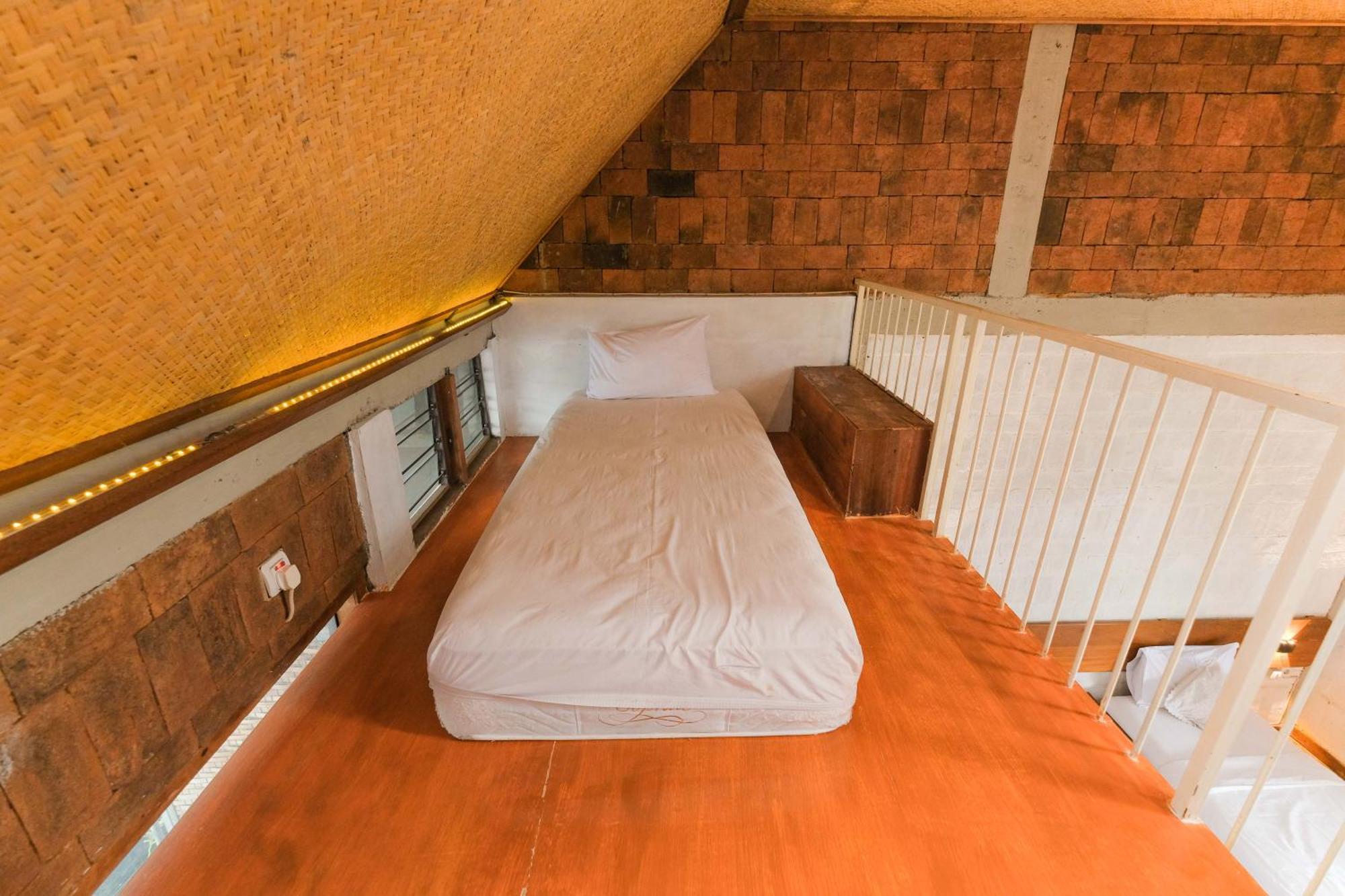 Bed and Breakfast Djajanti House Семаранг Екстер'єр фото